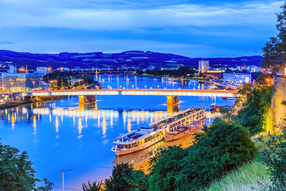 Linz, Österreich. Nibelungenbrücke über die Donau.